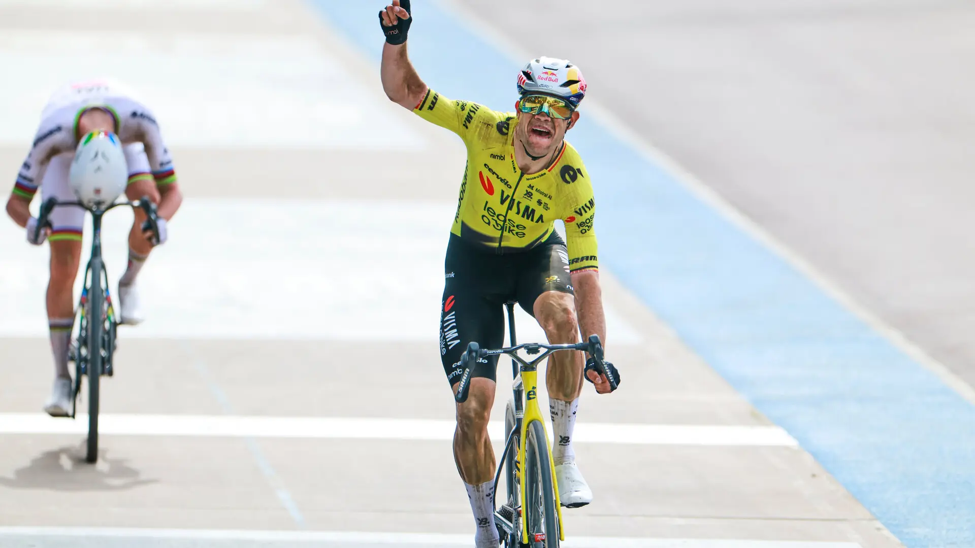 
         Van Aert gana el pulso a Pogacar en la París-Roubaix y le impide entrar en la exclusiva lista de ciclistas con los 'cinco monumentos' 
    