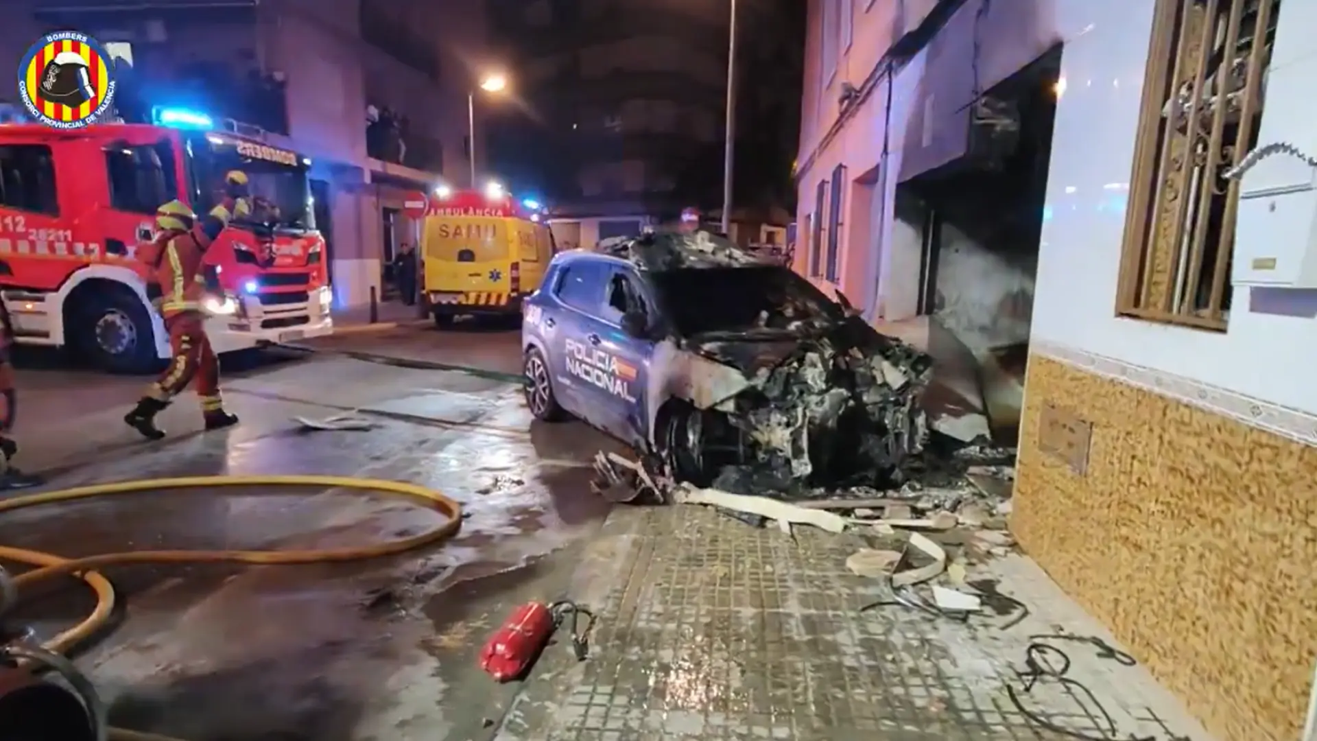 
         Un coche de Policía se empotra contra una casa en Alaquas y provoca un incendio en la planta baja 
    