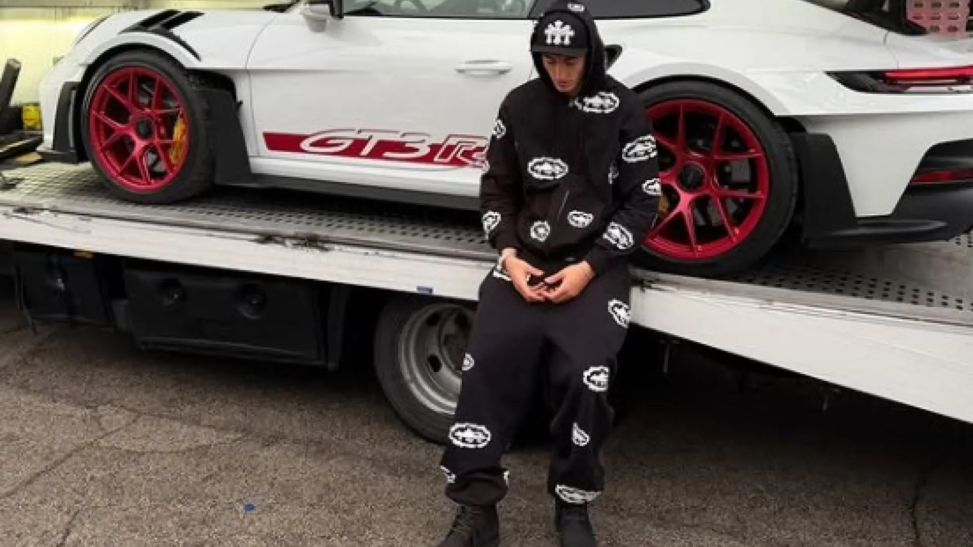 
         Plex, novio de Aitana, ya tiene el Porsche de sus sueños, valorado en 300.000 euros: "Os voy a sorprender" 
    