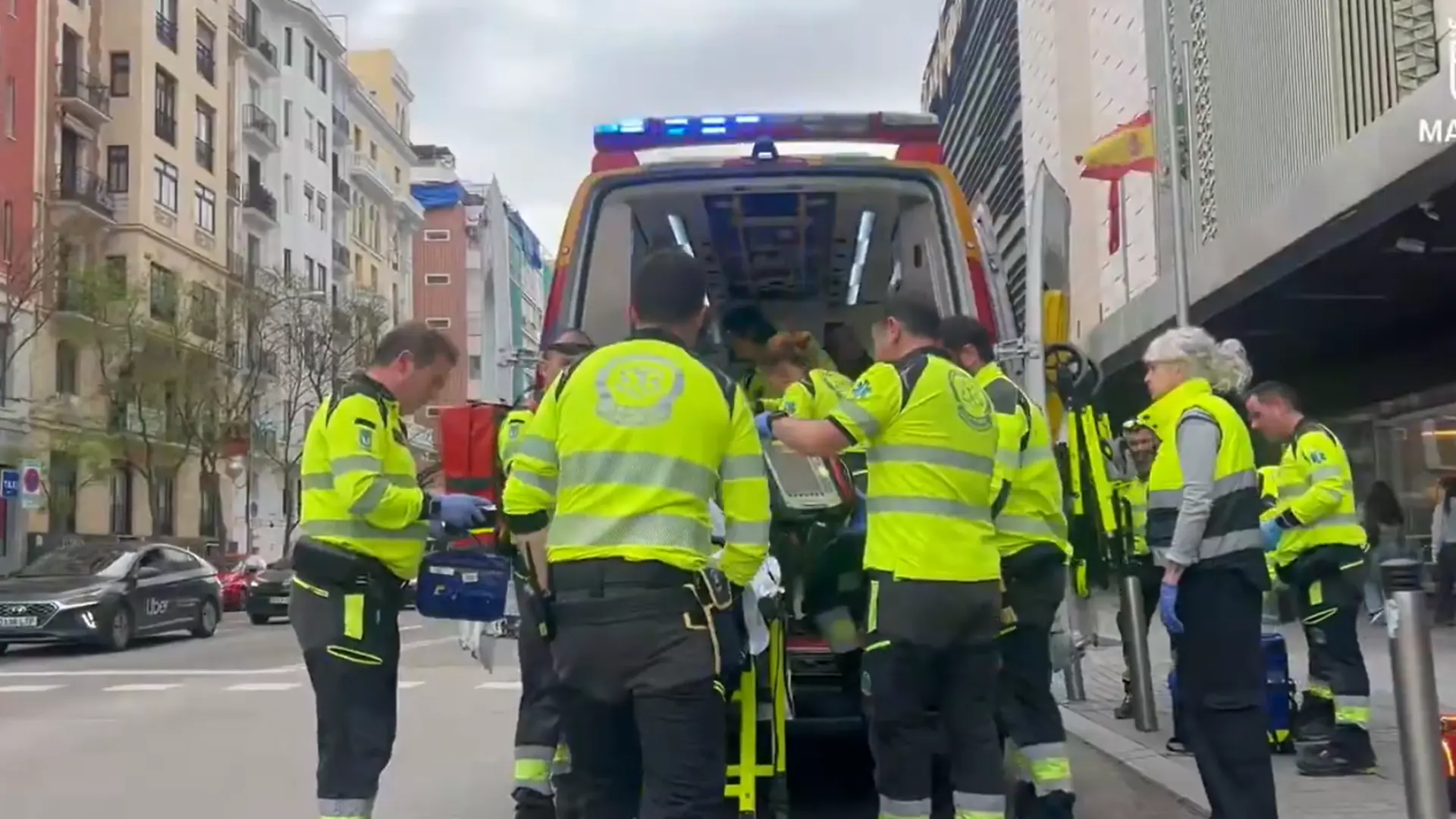 
         Ingresado en el hospital un hombre tras atragantarse en la cafetería de un centro comercial en Madrid 
    
