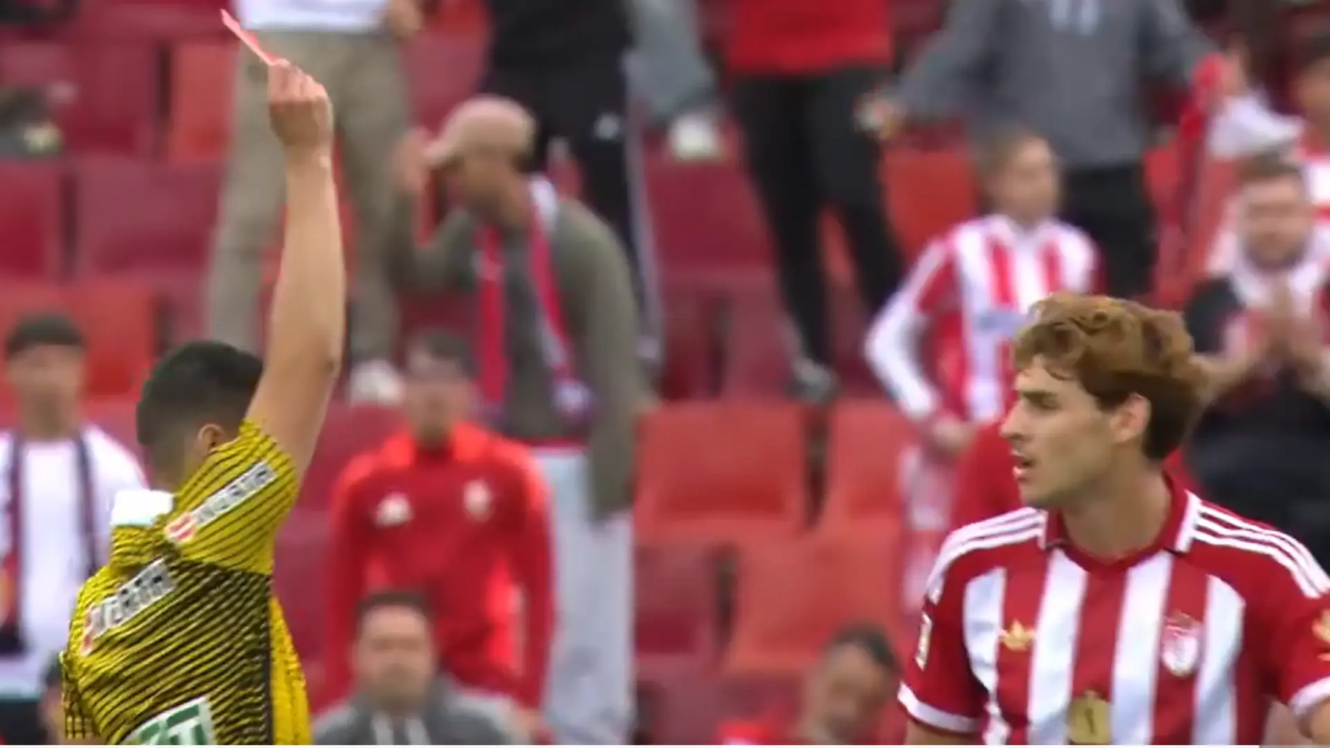 
         Expulsado un jugador del Granada por llamar "puto bigotes" al árbitro asistente 
    