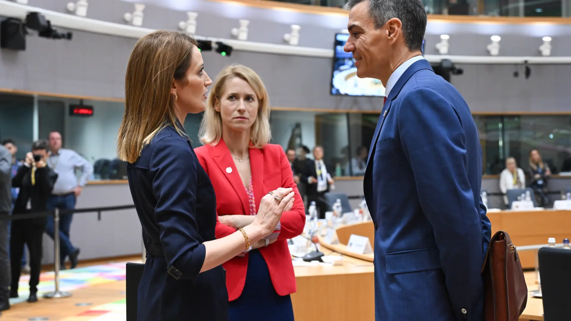 
         Pedro Sánchez, Merz, Metsola... Líderes europeos felicitan a Magyar por su victoria electoral ante Orbán en Hungría 
    