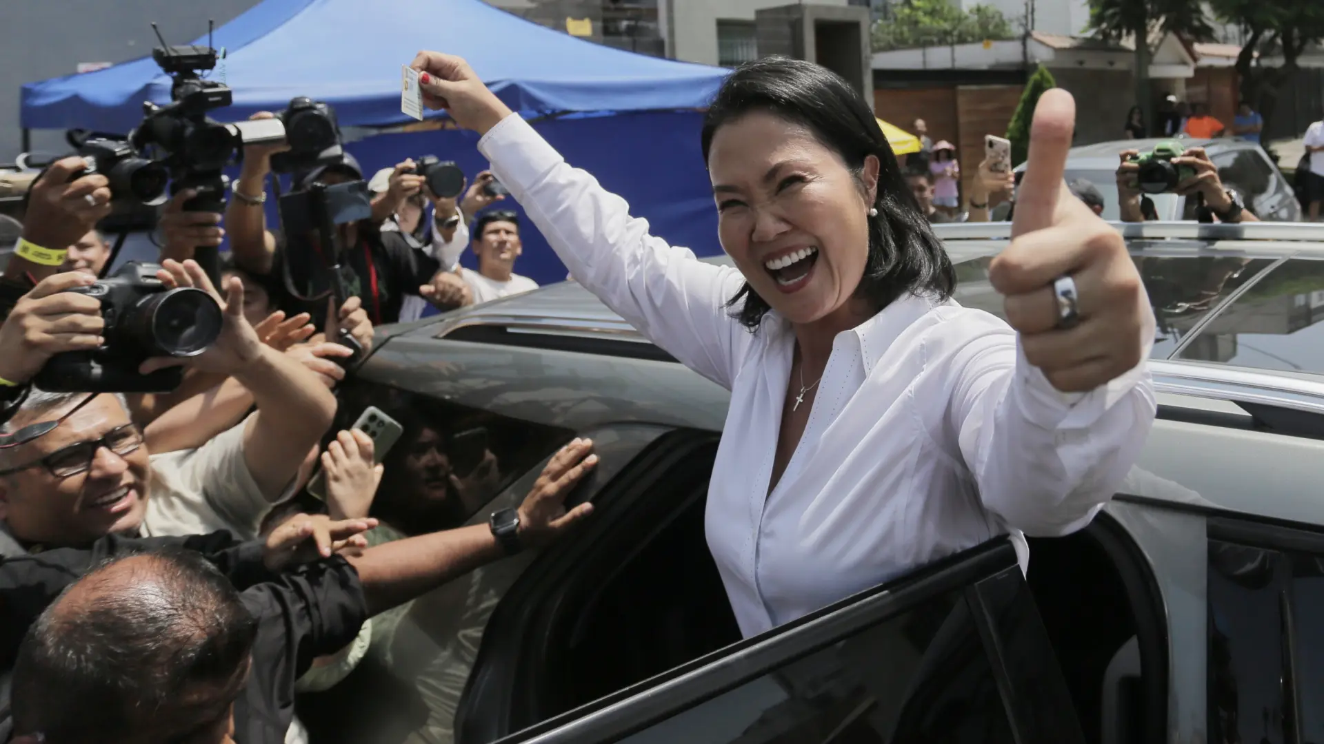 
         La falta de papeletas provoca el caos en las elecciones de Perú y las autoridades extienden un día más los comicios 
    