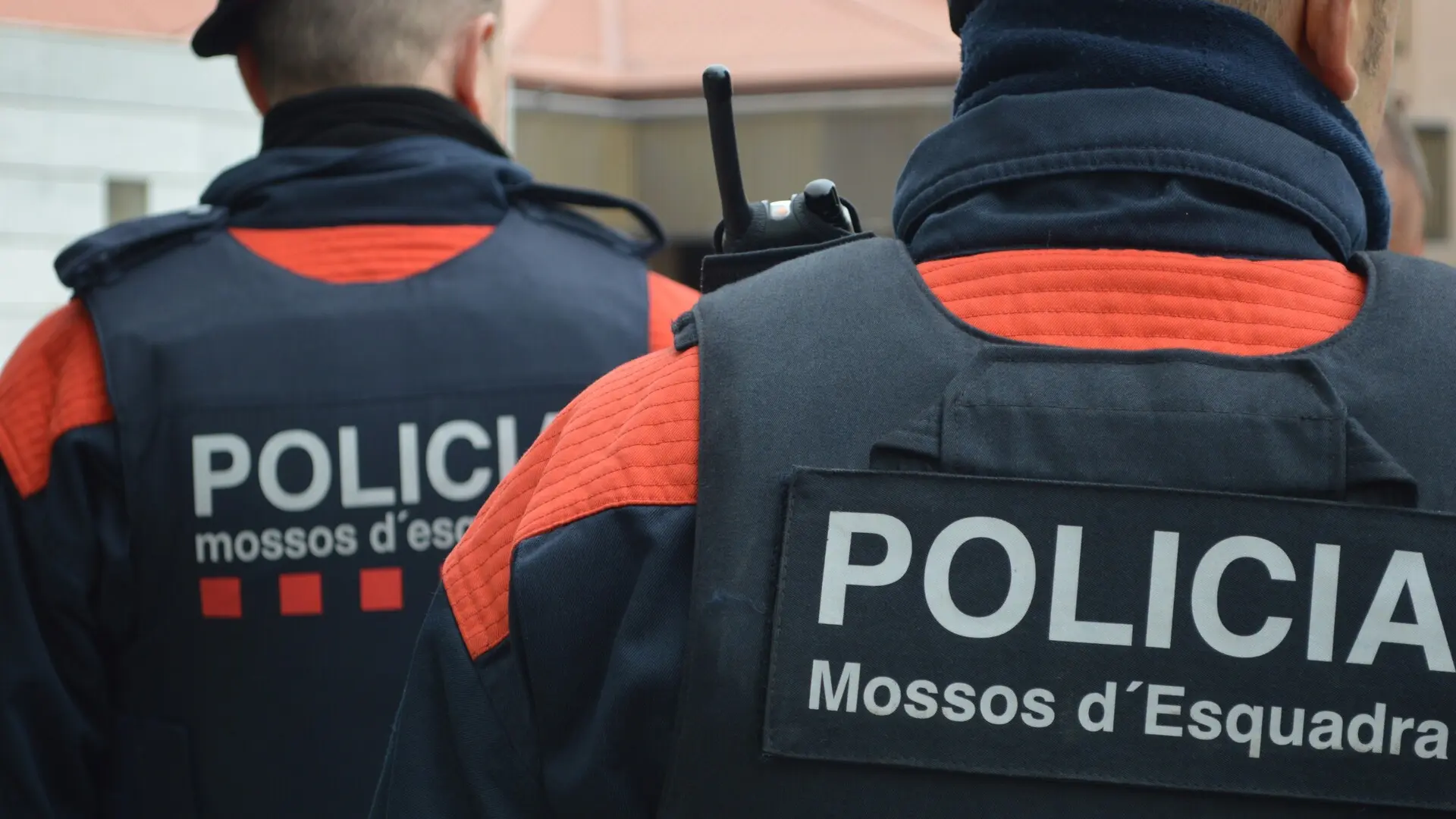 
         Muere un joven de 22 años tras precipitarse desde un tercer piso en Lleida 
    