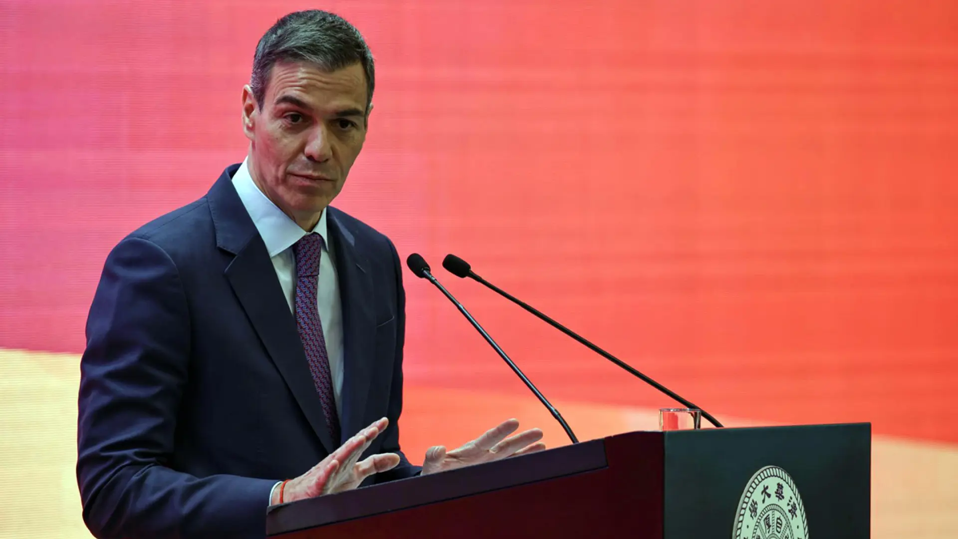 
         Sánchez pide que la justicia "haga justicia" después de que Peinado procese a su mujer: "El tiempo pondrá todo y a todos en su sitio" 
    