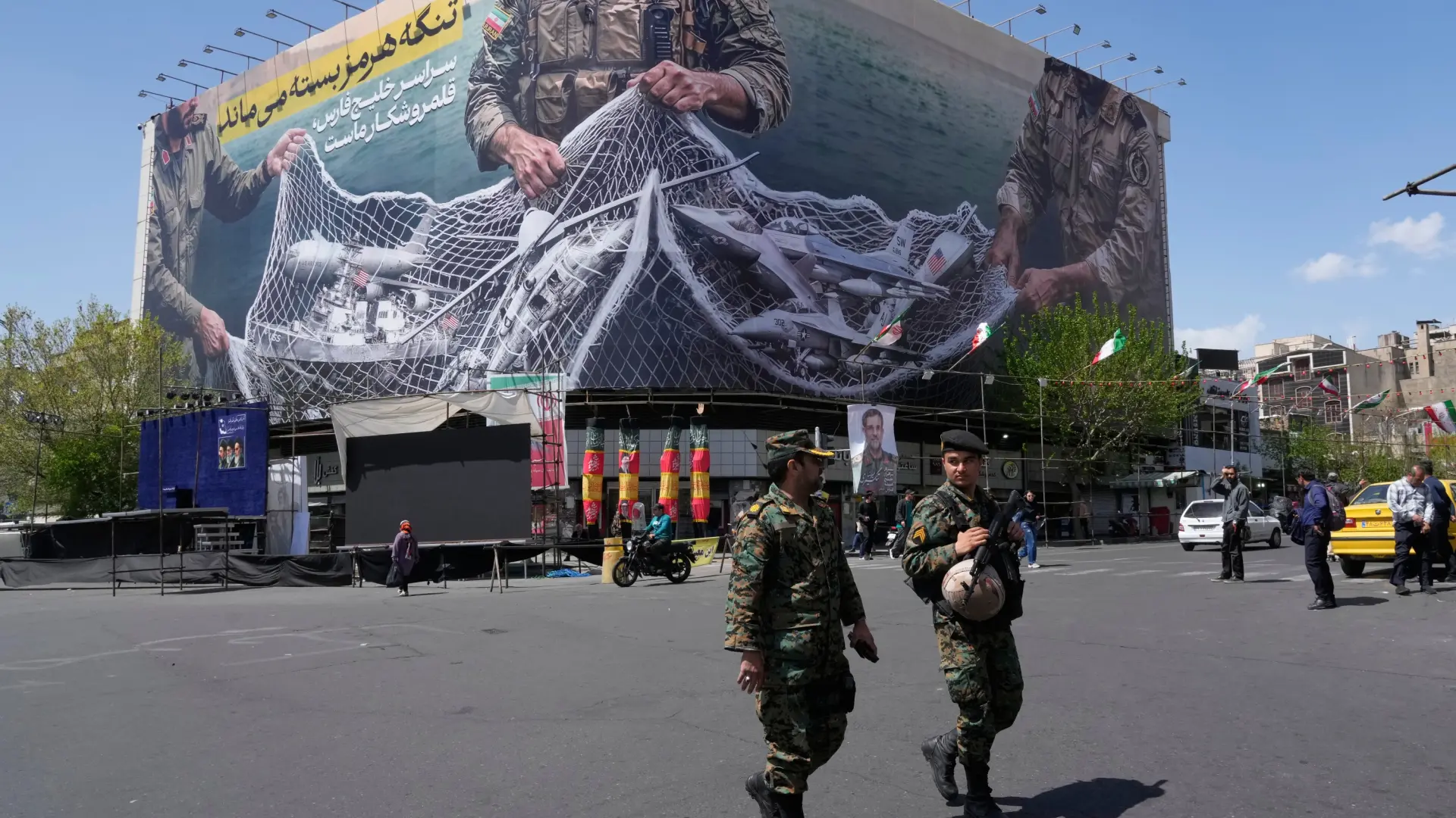 
         El petróleo supera los 100 dólares ante la amenaza de Trump de bloquear Ormuz 
    