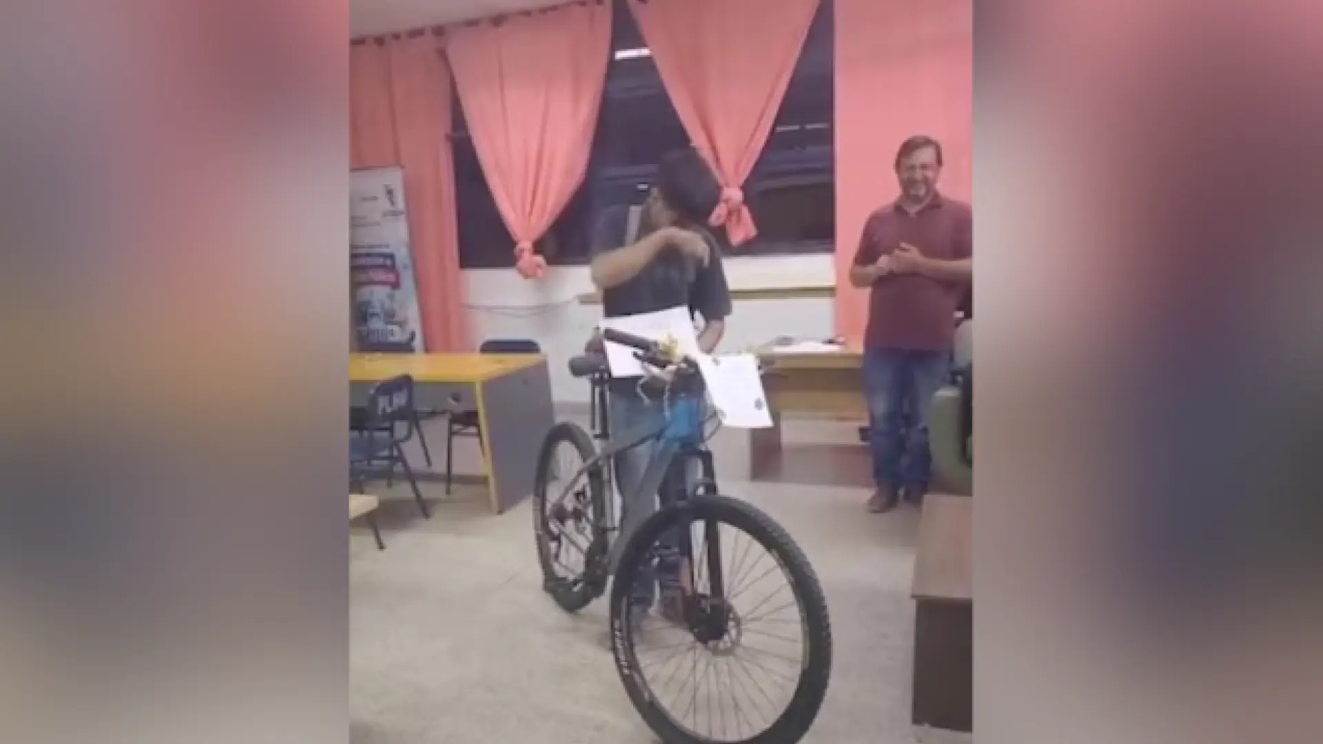 
         Todo el instituto se une para hacer un bonito homenaje a un estudiante que recorría 16 km para ir a clase 
    