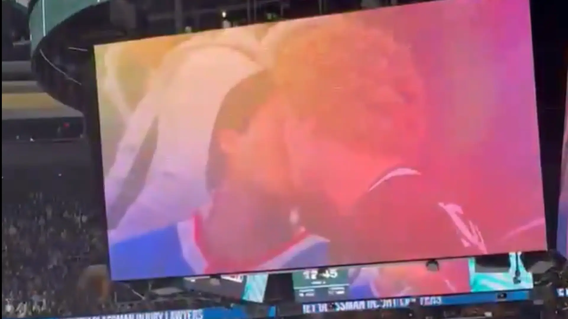 
         Los dobles de los protagonistas de 'Más que rivales' confirman su relación con un beso frente a la 'kiss cam' de un partido 
    