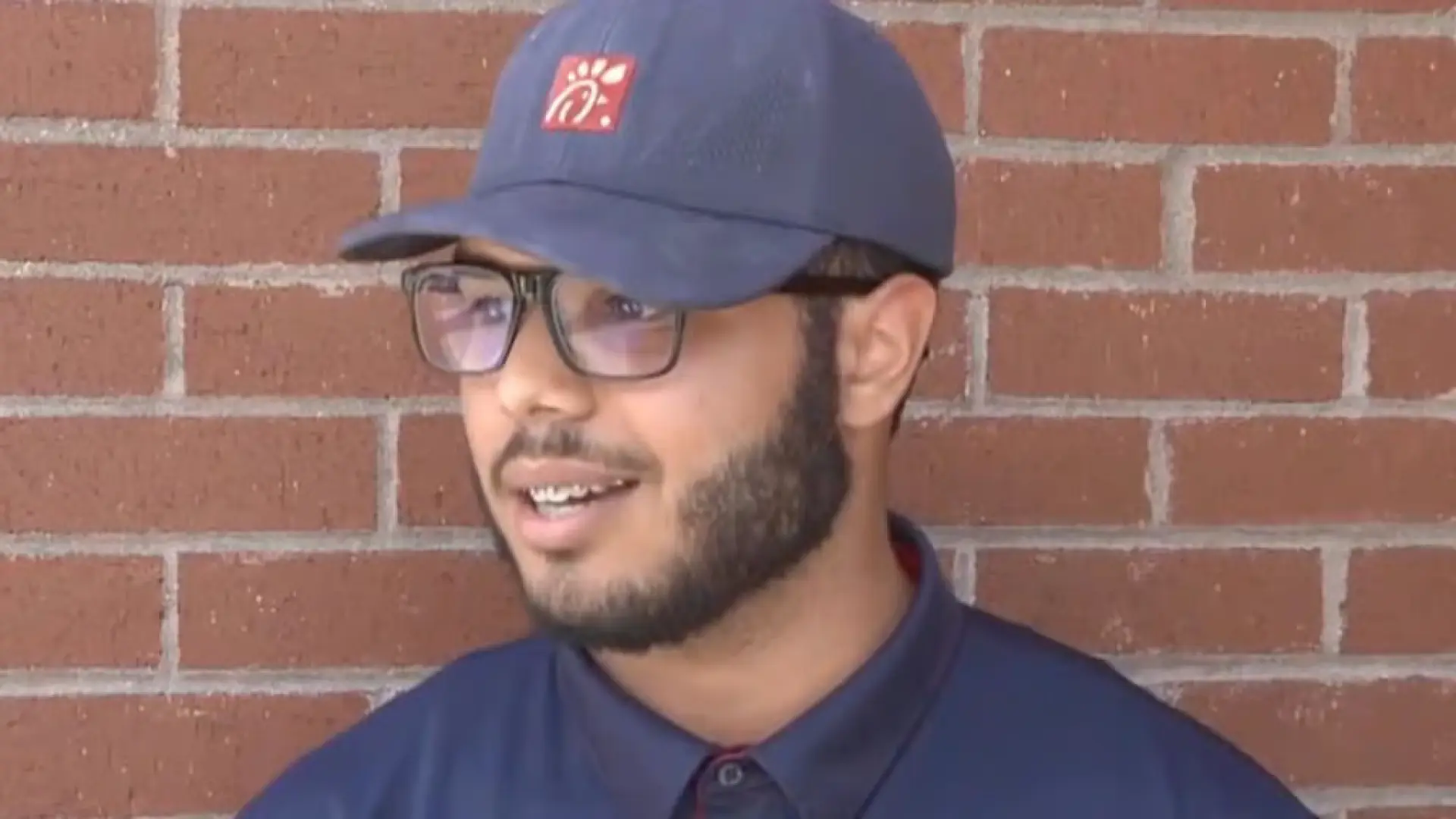 
         Un joven rechaza una recompensa tras encontrar 10.000 dólares en un local: "Es lo que Jesús haría" 
    