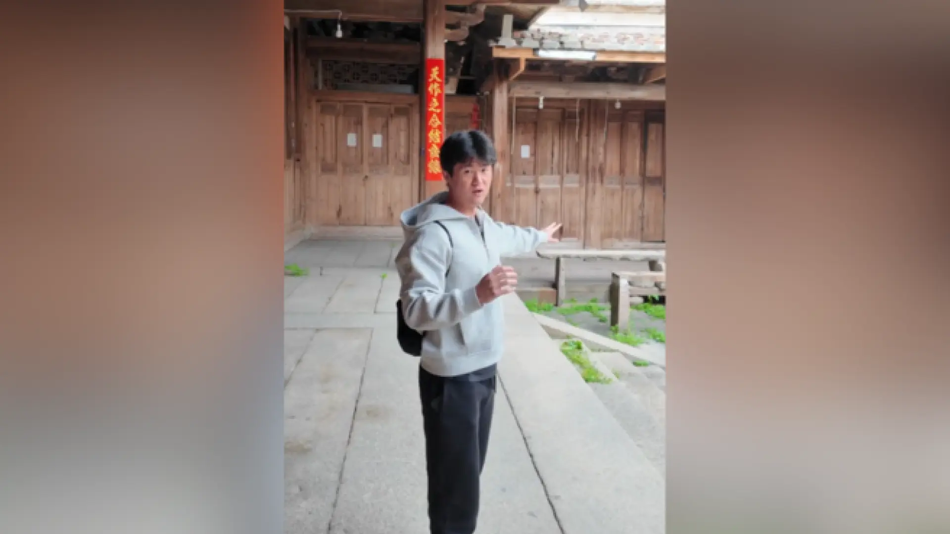 
         Un joven enseña cómo era su casa de la infancia en China: "Tiene más de 300 años" 
    