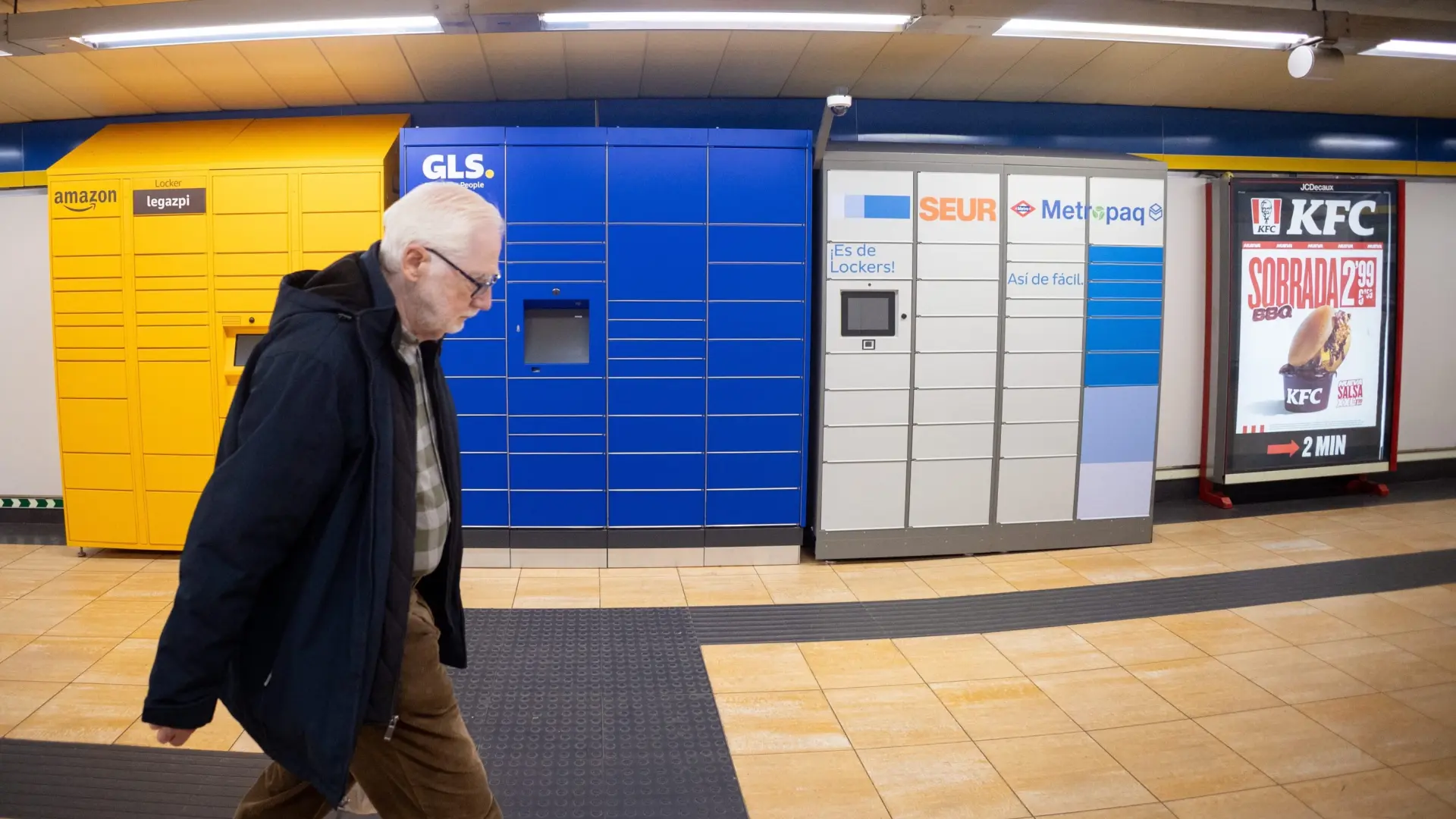 
         La recogida de paquetes con compras online se estrena el martes en la línea 3 de Metro 
    