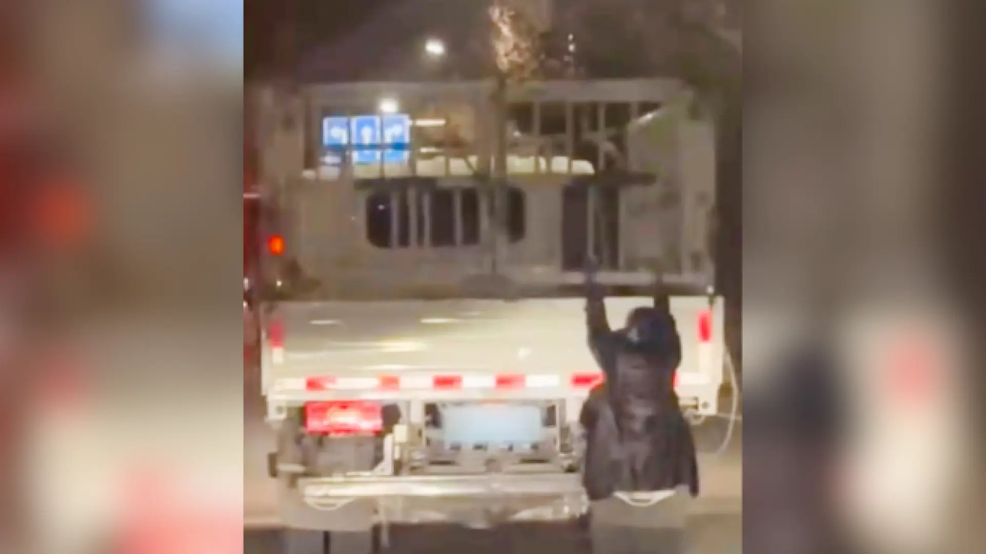 
         Una mujer se aferra al coche de su marido en marcha por celos y le multan a él 
    