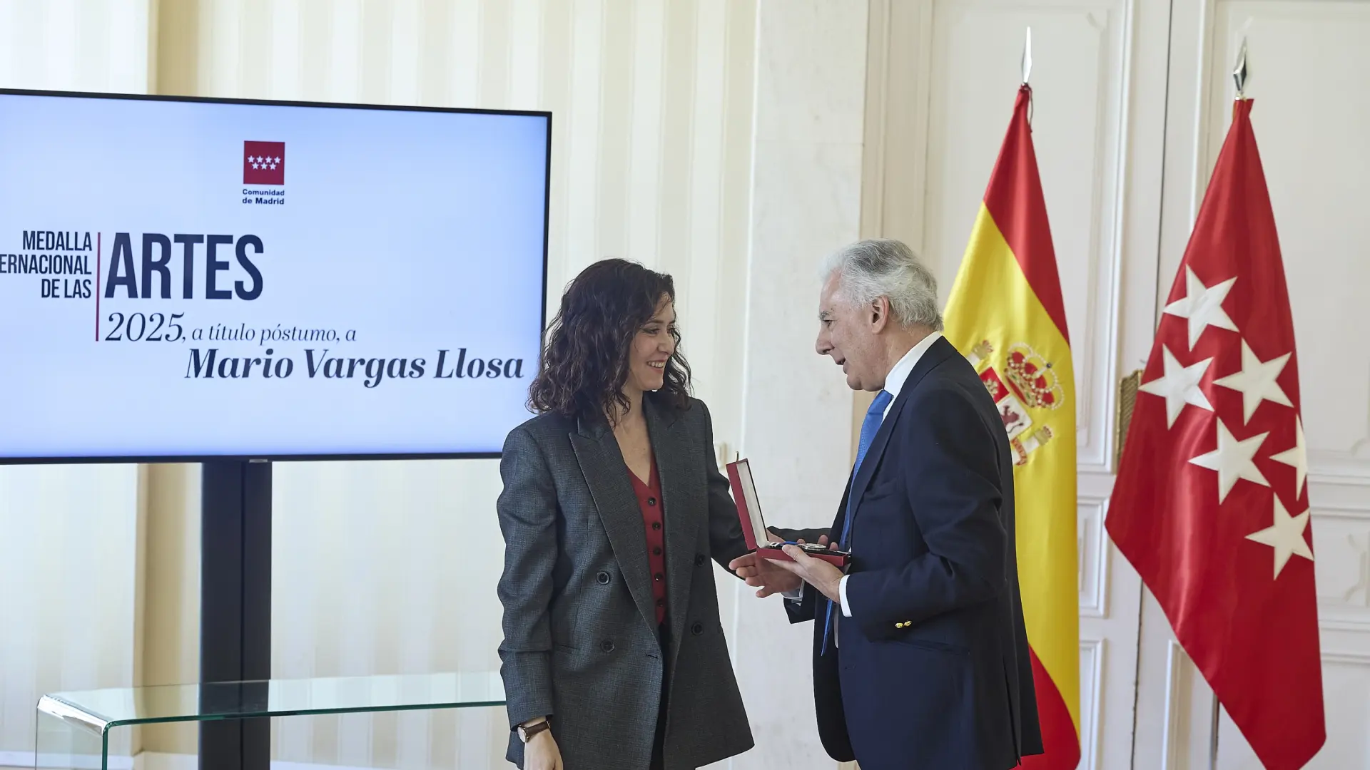 
         Madrid entrega a Vargas Llosa la Medalla de las Artes en el aniversario de su muerte: "Una sociedad que no lee es menos libre" 
    