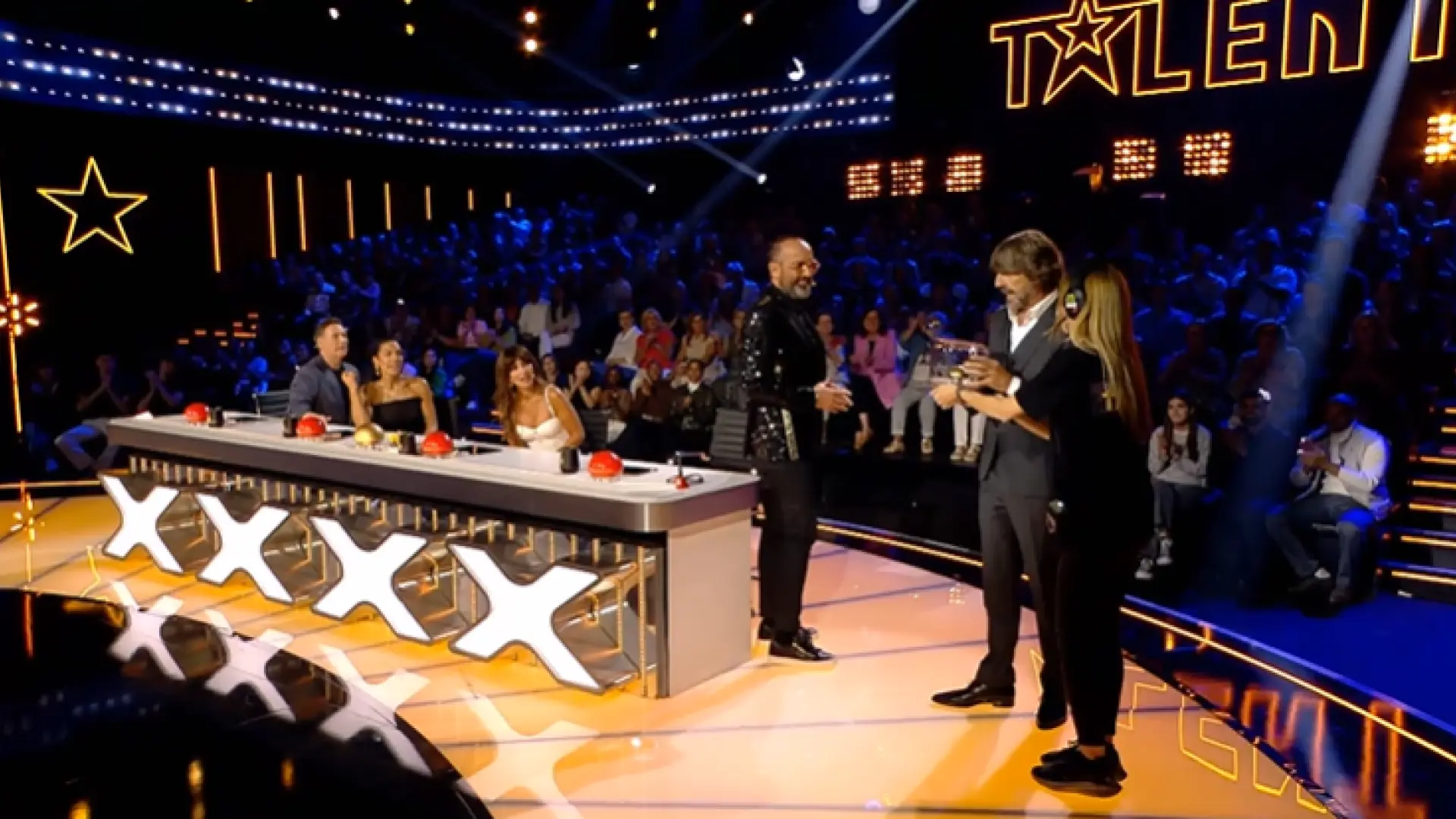 
         El emocionante regalo de 'Got Talent' a Risto Mejide ante su último Pase de Oro: "Nos va a dar pena si se va" 
    