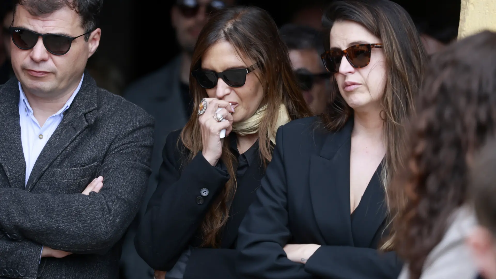 
         Carlos Javier, el padre de Sara Carbonero, reaparece en el funeral de Goyi Arévalo tras años alejado de la familia 
    