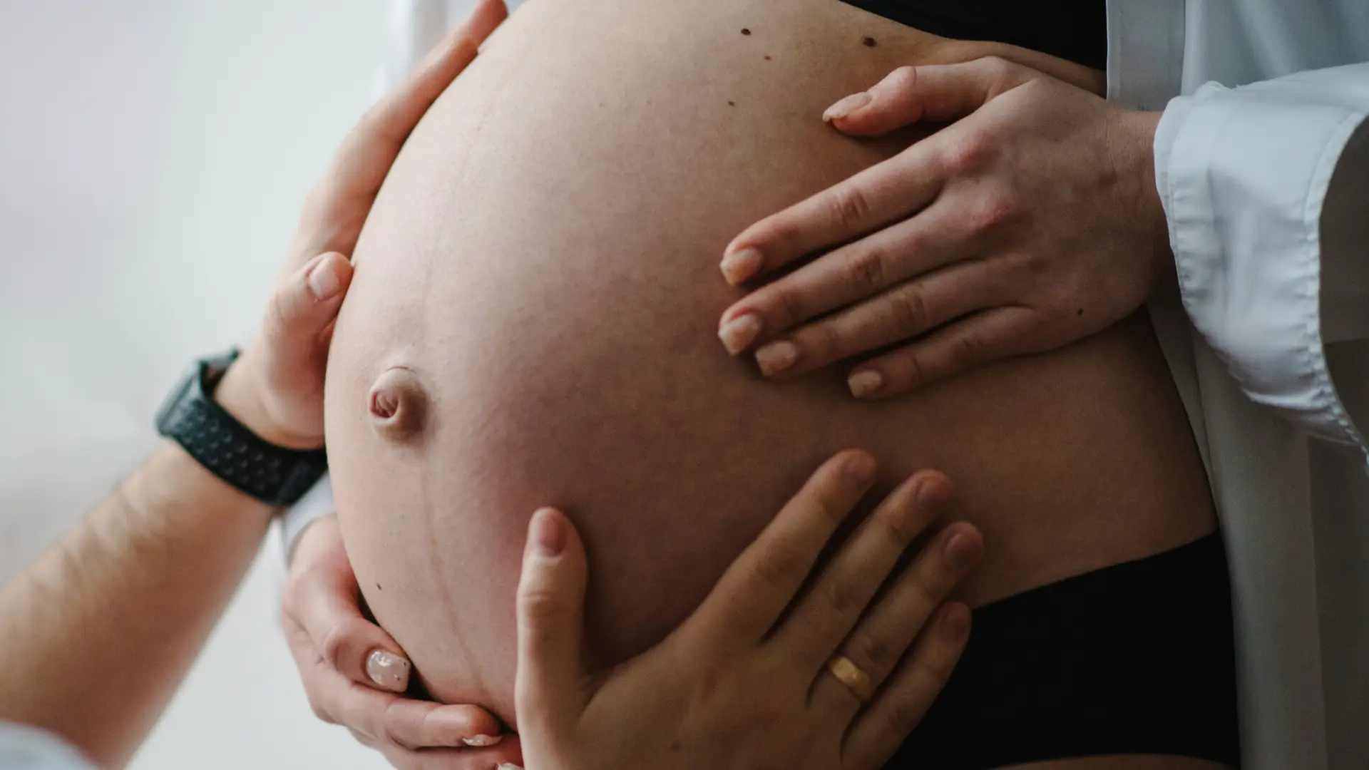 
         Por qué la línea alba y los pezones se oscurecen al final del embarazo: una sencilla guía de supervivencia en el cuerpo de la mujer 
    