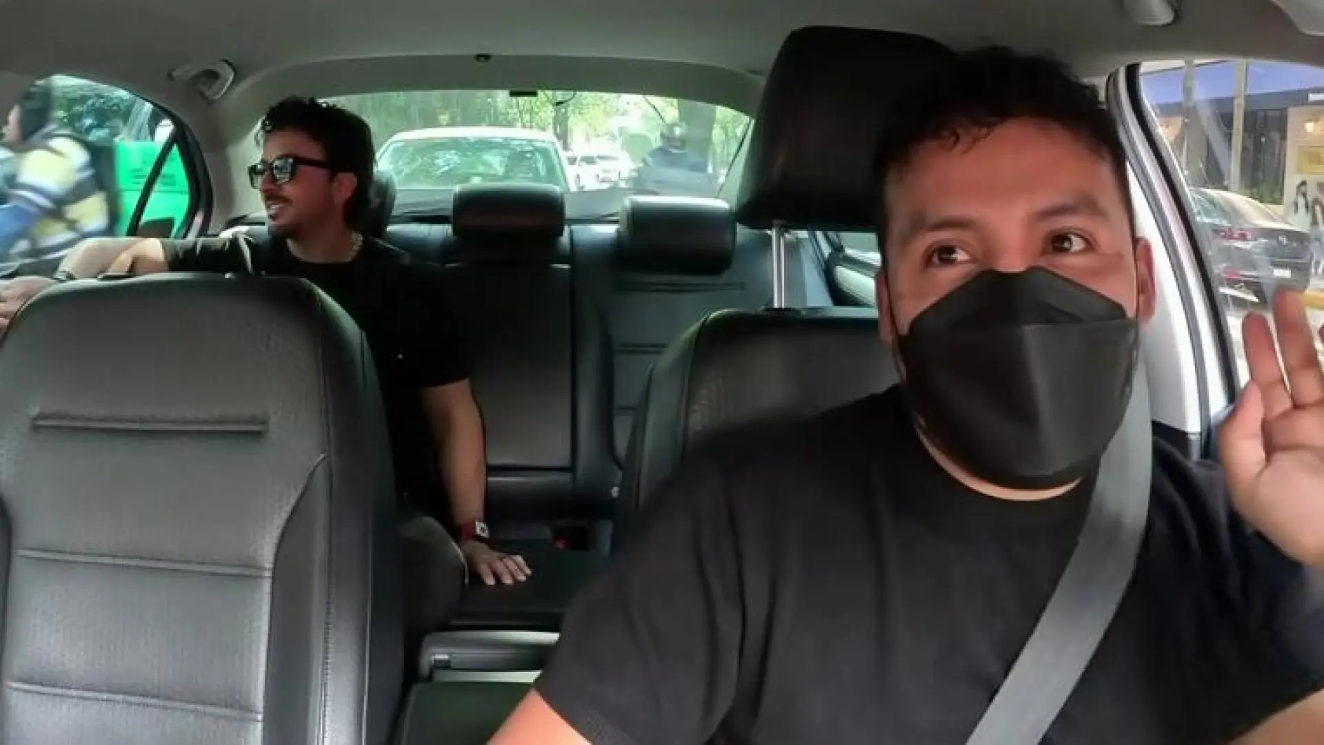 
         La sorpresa de un taxista al descubrir que su cliente era Luis Fonsi: "Tu voz me suena, ¿eres cantante?" 
    