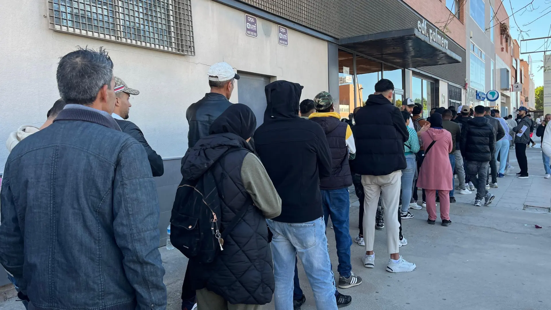 
         Largas colas en el Consulado de Marruecos en Almería por la regularización de migrantes: han ido 8.000 personas desde el sábado 
    