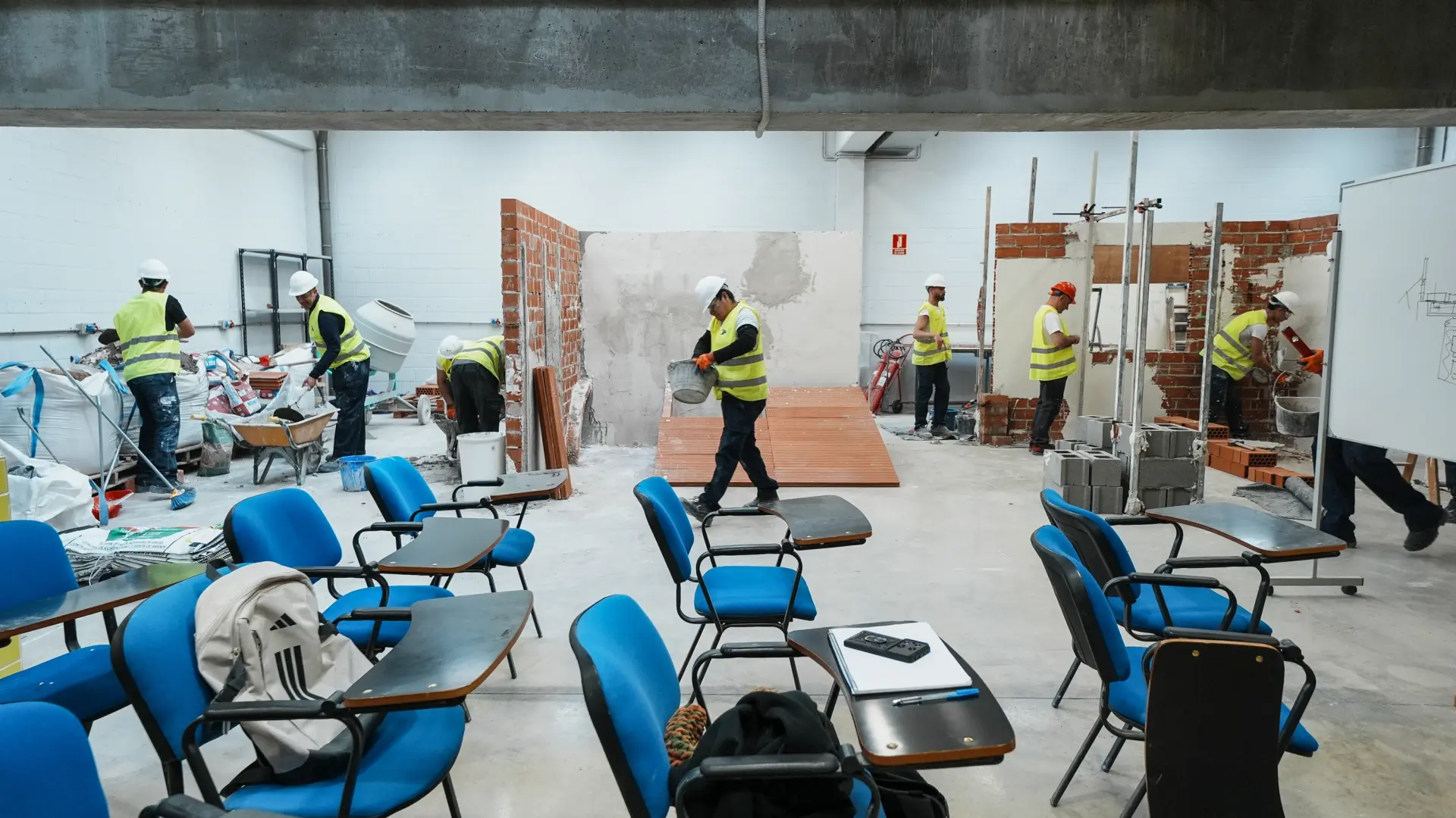 
         Albañiles, hosteleros, electricistas... Más de 1.000 alumnos aprenden en Madrid: "No sabía nada de este oficio, ahora veo una salida" 
    