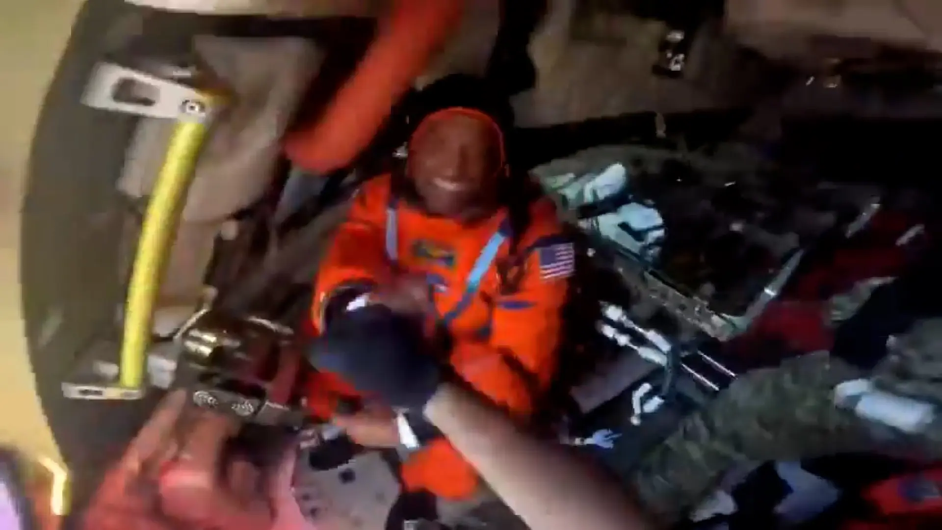 
         Misión Artemis II: sale a la luz el vídeo de la apertura de la nave Orión tras el amerizaje en el Pacífico 
    