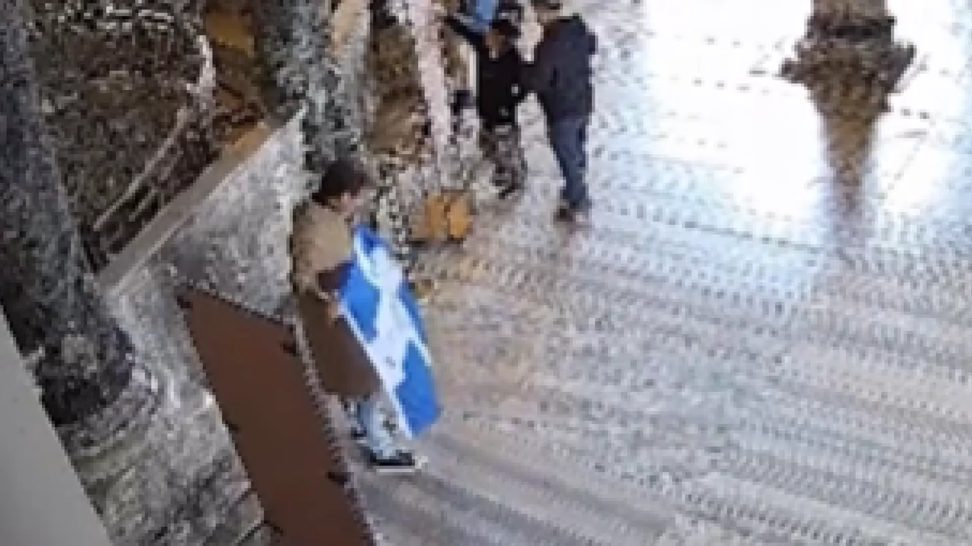 Detienen a dos turistas griegos por mostrar una bandera con el águila bizantina en Santa Sofia: "Ortodoxia o muerte"