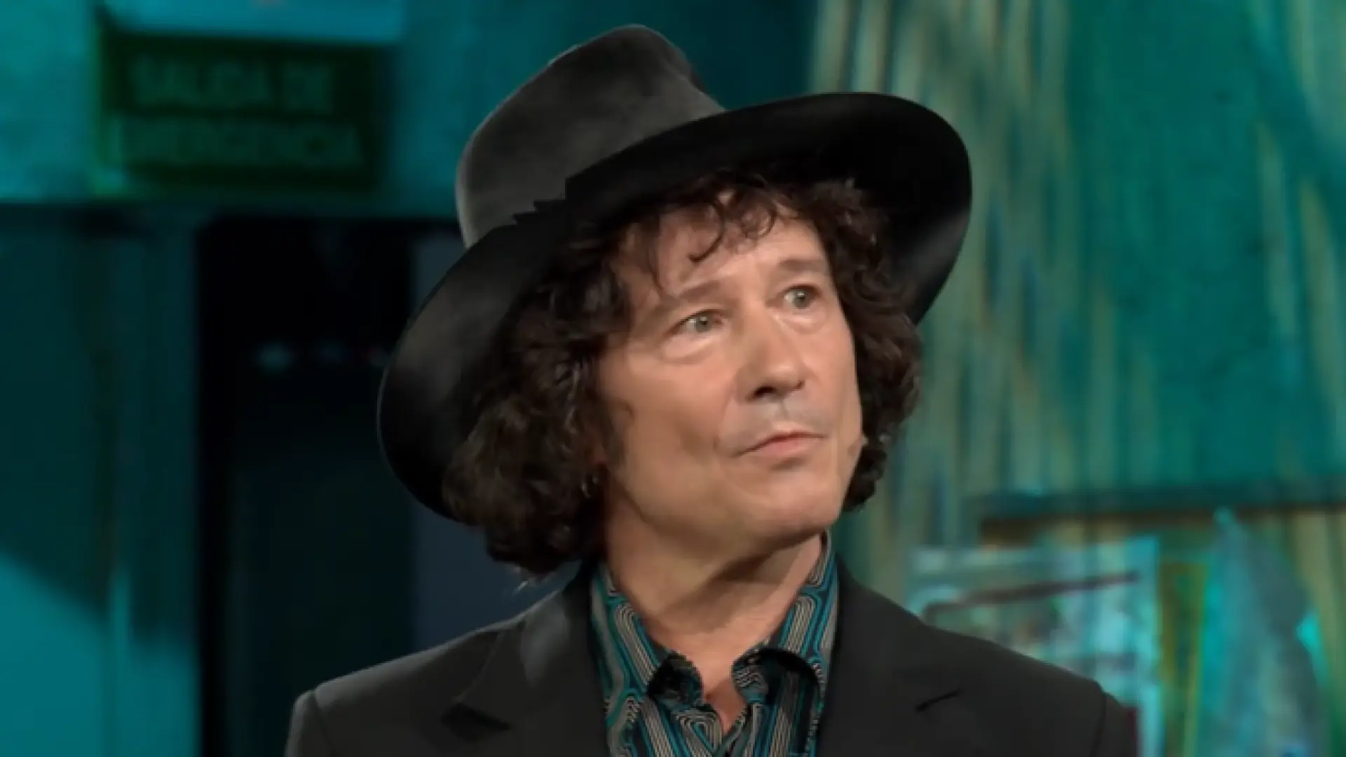 
         Bunbury responde a las fans de Bad Bunny que han comprado entradas para su concierto por error 
    