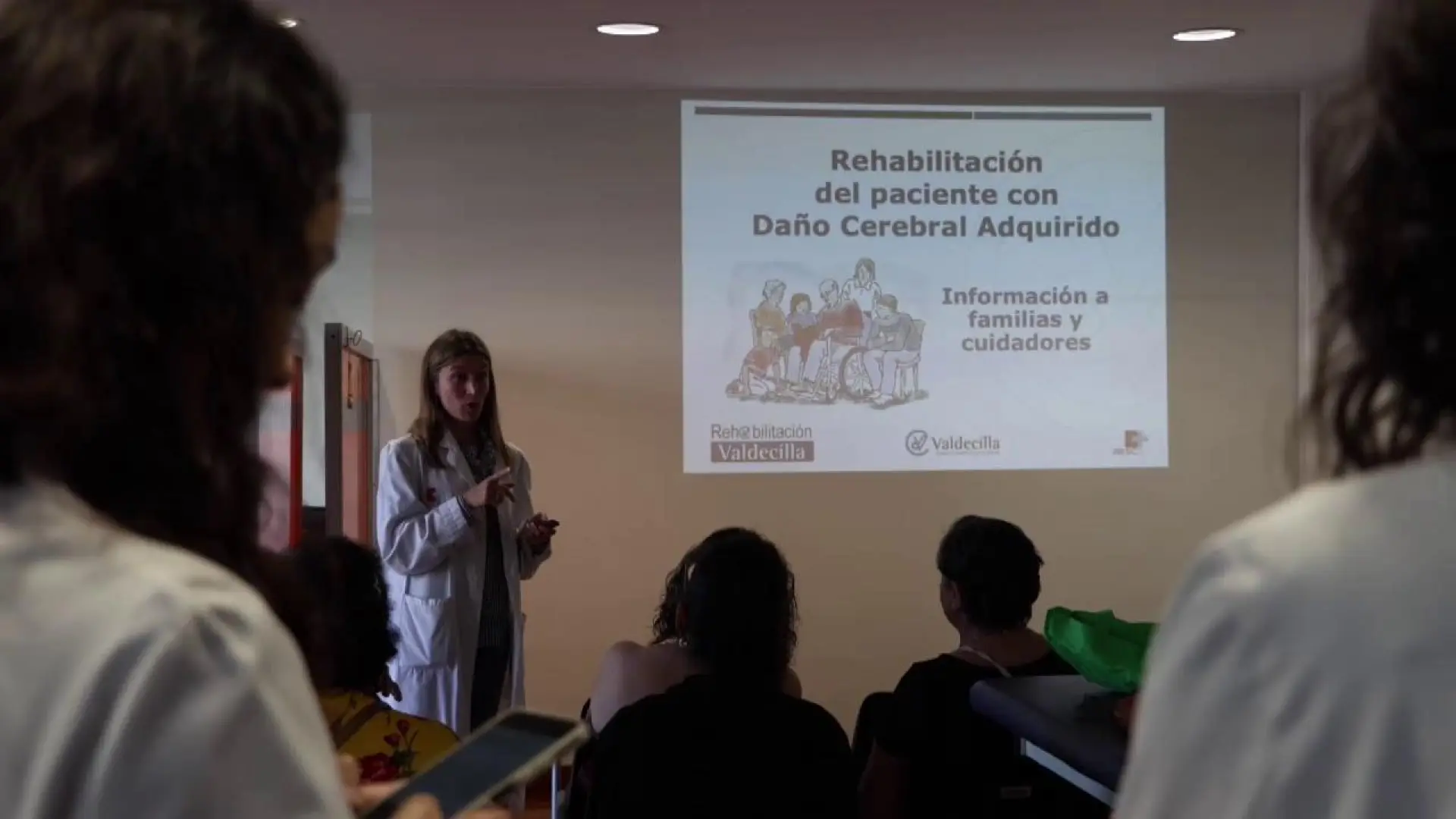 Formar y guiar a quienes cuidan tras un daño cerebral: 