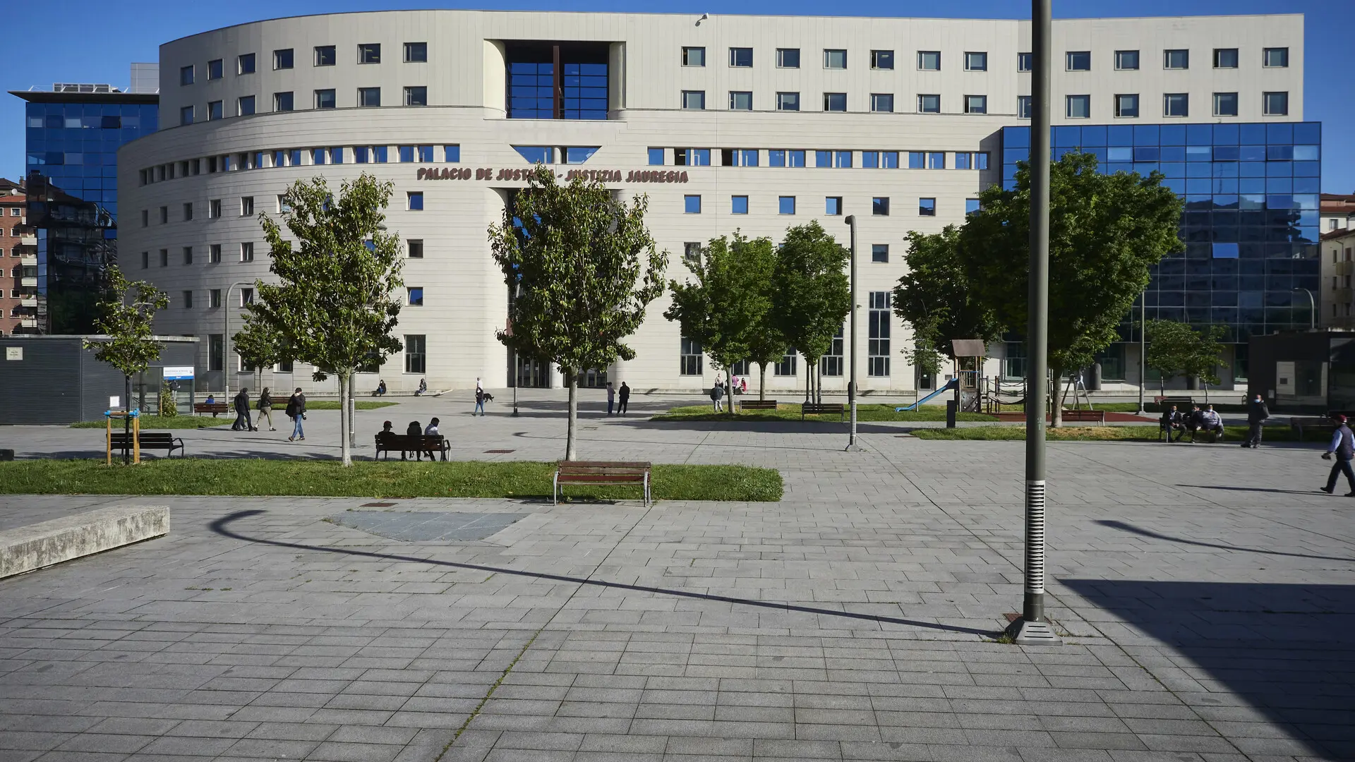 Condenan a 180 años de prisión al profesor que grabó a 42 mujeres en baños de instituto y probadores en Navarra