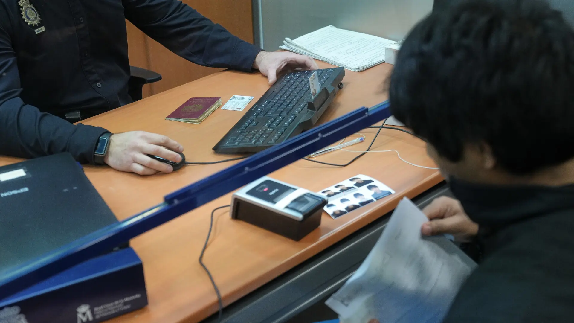 La regularización de inmigrantes exigirá un informe policial, aunque tener antecedentes no implicará automáticamente su denegación