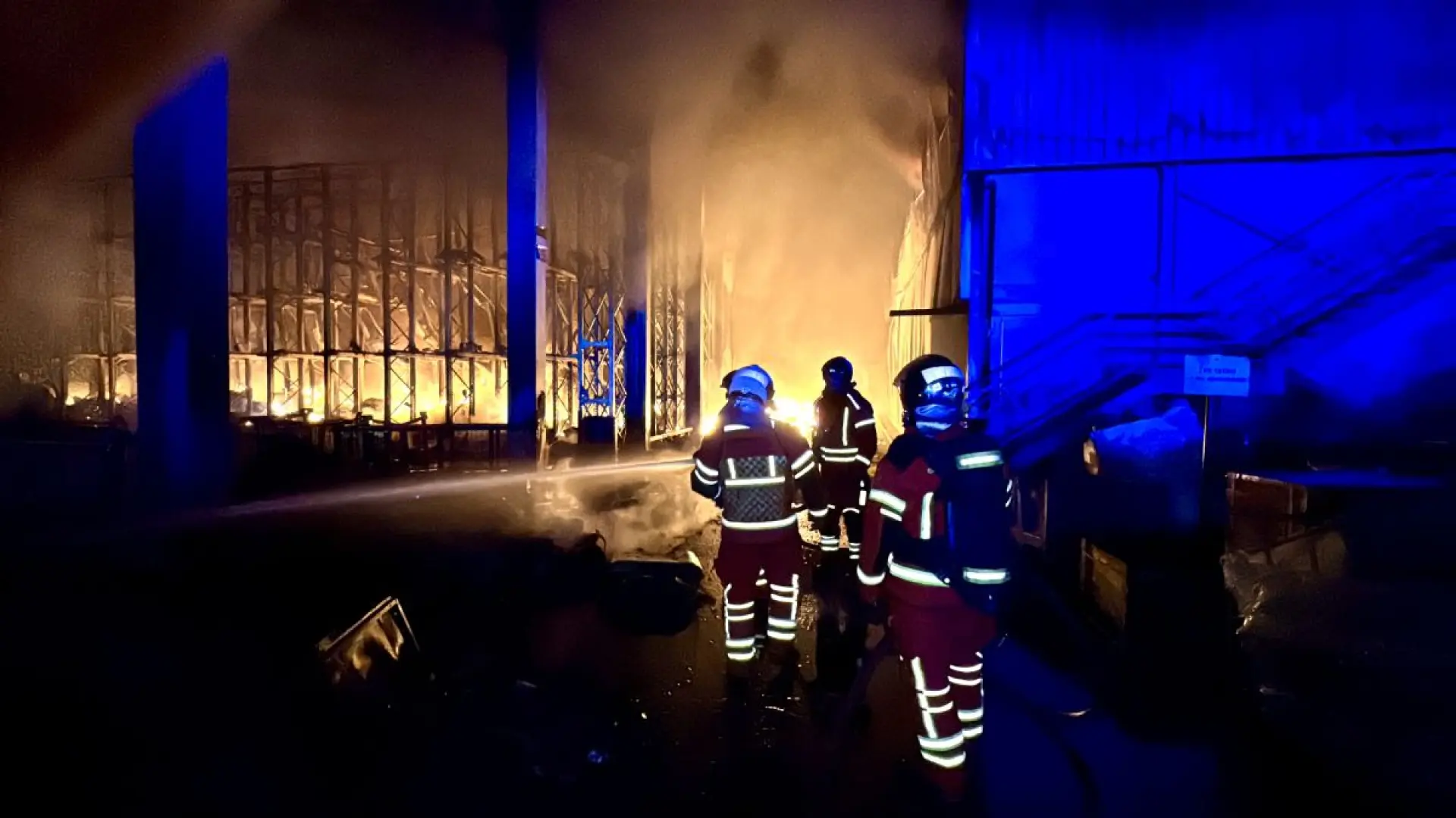 Incendio en Campo Real: arde una chatarrería de 5.000 m2 y piden a los vecinos no salir de casa