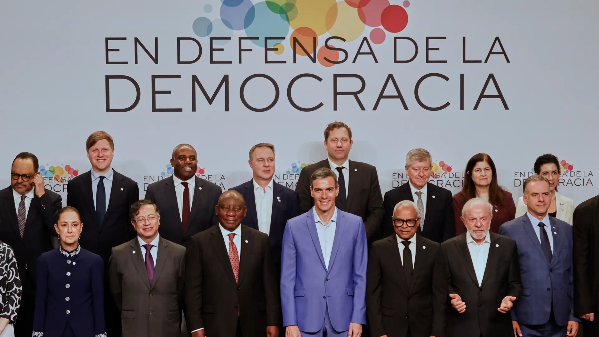 Pedro Sánchez pide la unidad de los progresistas contra Trump: "No hay que dar la democracia por sentada"