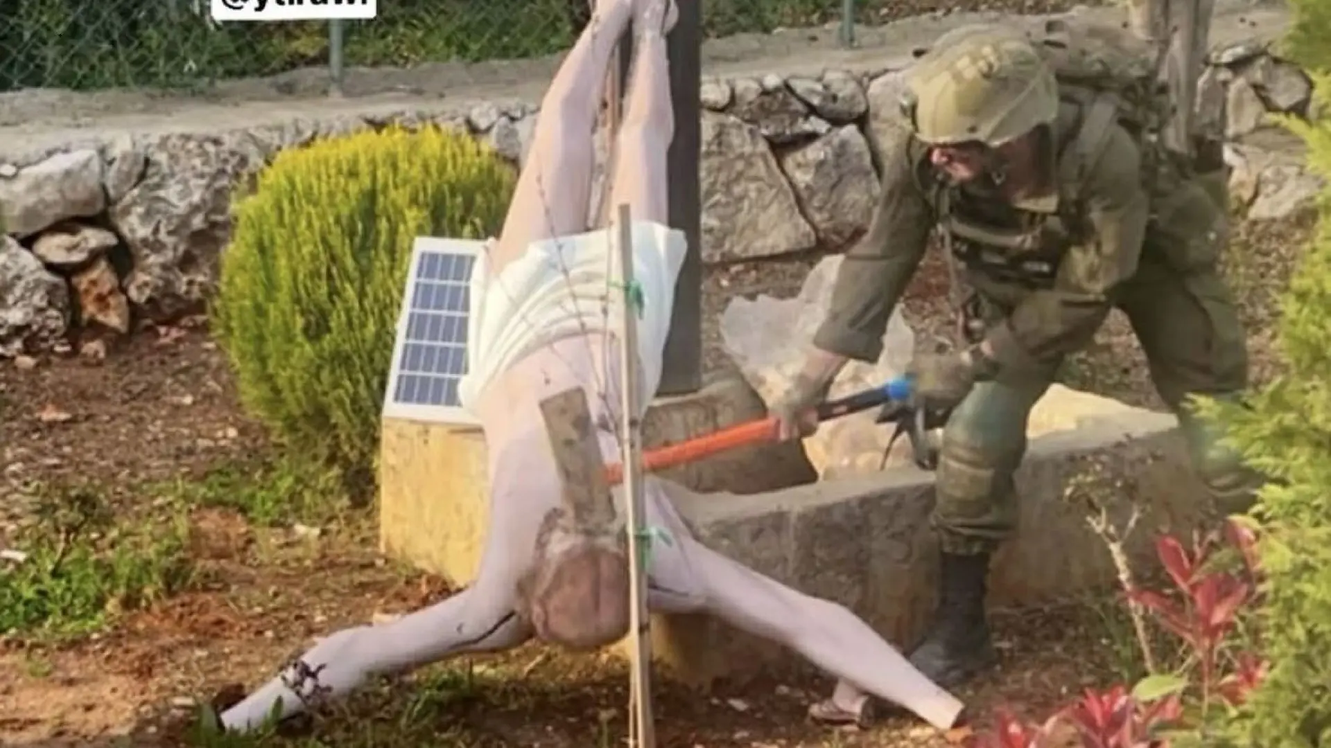 El Ejército israelí investiga si un soldado destruyó a martillazos un Cristo en el Líbano