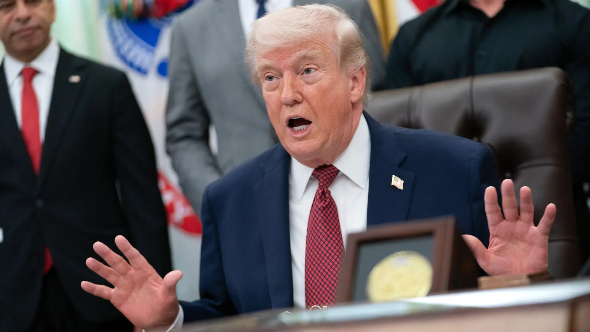 Trump anklagar Iran för att ha brutit mot vapenvila "vid flera tillfällen" timmar innan vapenvilan går ut