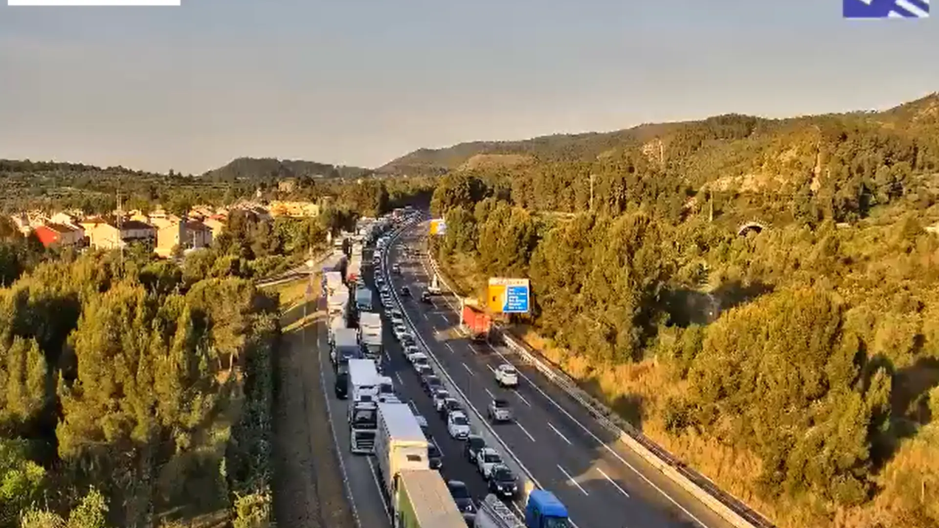 Cortada la AP-7 en Tarragona por un camión volcado y atravesado en la vía que deja colas de 3 km
