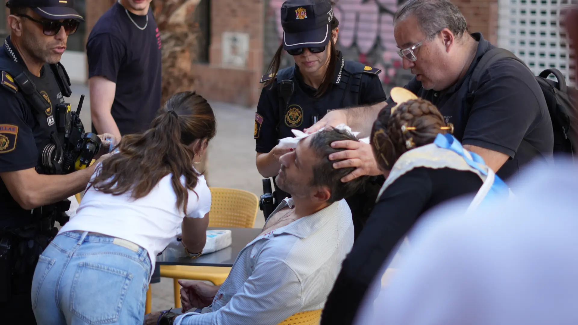 Pánico en el acto de Luis de la Fuente y Rafael Louzán en Valencia: una farola se parte por la mitad y deja tres heridos