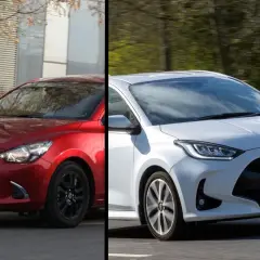 A la izquierda el Mazda 2 y a la derecha el Toyota Yaris.