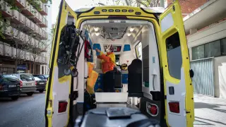 Una técnico del SEM en una ambulancia en Barcelona, en una imagen de archivo.