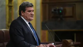 El ministro de Inclusión, José Luis Escrivá, interviene en una sesión plenaria en el Congreso.