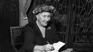 Agatha Christie, firmando libros en 1950.
