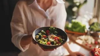 Comer sano puede reducir el riesgo de tener demencia en el futuro.