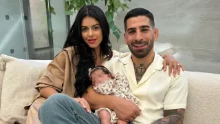 Ilia Topuria y su pareja Giorgina Uzcategui, junto a su hija.