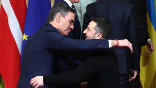 El presidente español, Pedro Sánchez y el presidente ucraniano, Volodímir Zelenski, se funden en un abrazo.
