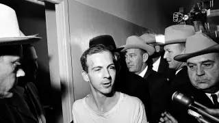 Foto de archivo de Lee Harvey Oswald en las dependencias policiales, poco antes de ser asesinado.