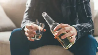 Una persona consumiendo alcohol