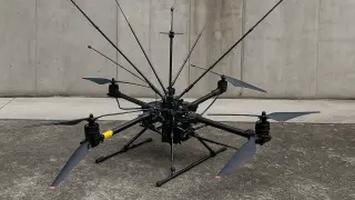 El dron atrapa rayos (imagen mejorada con IA)