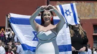 La representante de Israel, Yuval, hace un gesto con las manos en la alfombra turquesa de Basilea.
