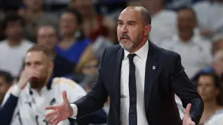 MADRID, 22/06/2025.- El entrenador del Real Madrid, Chus Mateo da instrucciones a sus jugadores durante el segundo partido de la final de la Liga Endesa que disputan ante el Valencia, este domingo en el Movistar Arena de Madrid. EFE/ Mariscal