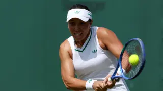 Wimbledon (United Kingdom), 01/07/2025.- Jessica Pegula of the USA in action during the Women's 1st round match against Elisabetta Cocciaretto of Italy at the Wimbledon Championships, Wimbledon, Britain, 01 July 2025. (Tenis, Italia, Reino Unido) EFE/EPA/NEIL HALL EDITORIAL USE ONLY