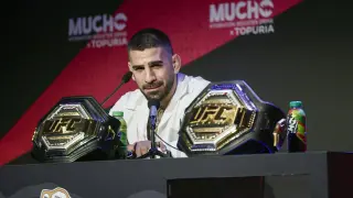 MADRID, 04/07/2025.-El campeón del mundo del peso ligero de artes marciales mixtas, el español Ilia Topuria, comparece este viernes en una rueda de prensa, en Madrid, tras ganar el título el pasado domingo en Las Vegas (Estados Unidos).-EFE/ Sergio Pérez