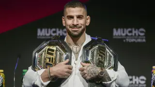 MADRID, 04/07/2025.-El campeón del mundo del peso ligero de artes marciales mixtas, el español Ilia Topuria, comparece este viernes en una rueda de prensa, en Madrid, tras ganar el título el pasado domingo en Las Vegas (Estados Unidos).-EFE/ Sergio Pérez